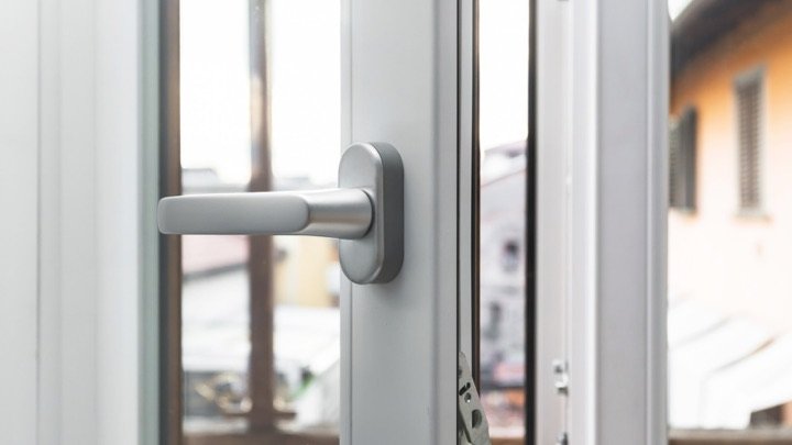Detalle del tirador de una ventana de PVC