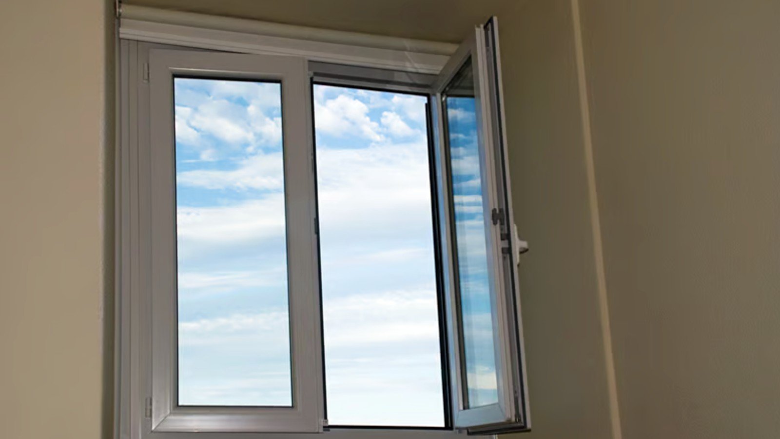 Ventana de aluminio con persiana en una vivienda